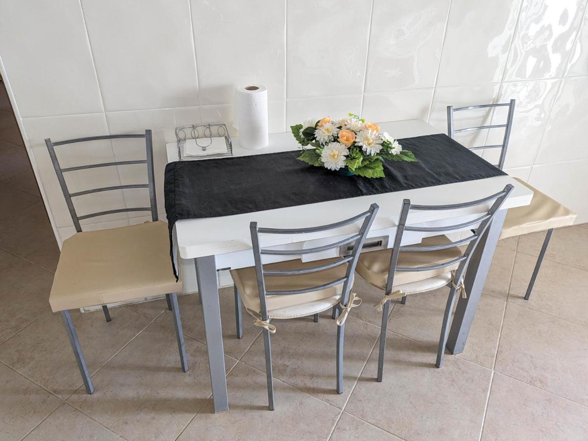 Two Bedroom Apartment - 110M2, Ac, Terrace, Wi-Fi Lagos Exteriör bild