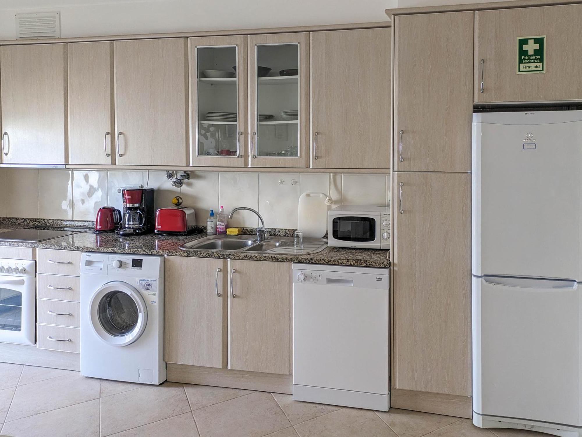 Two Bedroom Apartment - 110M2, Ac, Terrace, Wi-Fi Lagos Exteriör bild