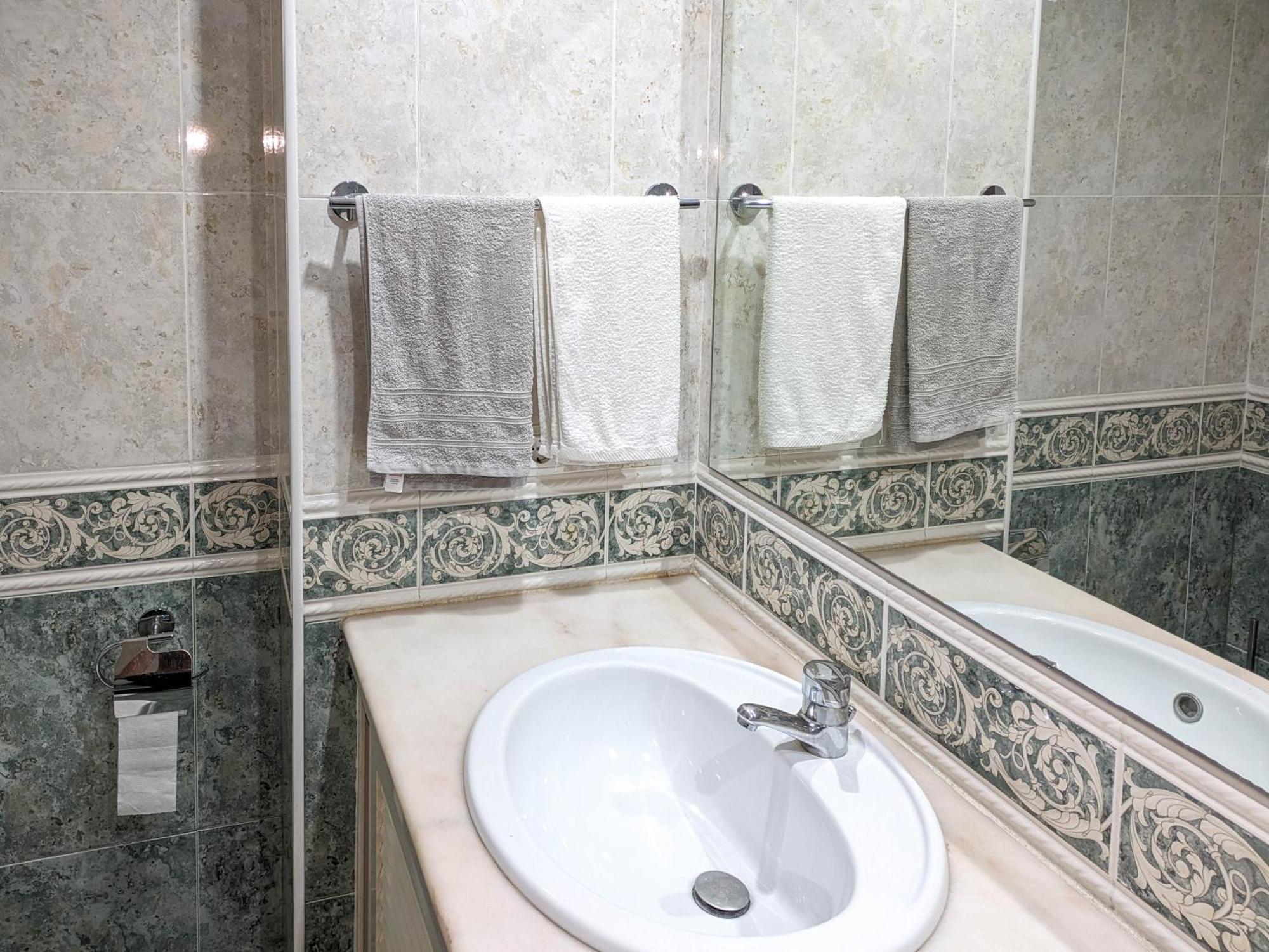 Two Bedroom Apartment - 110M2, Ac, Terrace, Wi-Fi Lagos Exteriör bild